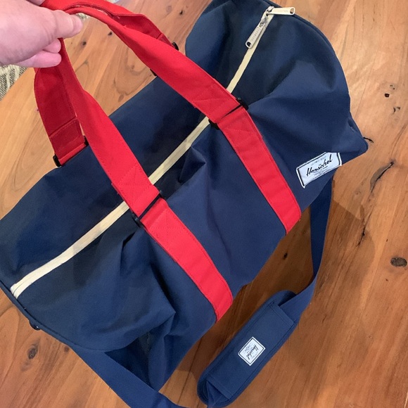 ☀️ Used Herschel Supply Company Blue and Red Duffel Bag - Picture 2 of 14